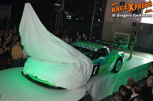 Het doek wordt na lang wachten eindelijk van de Corvette verwijderd